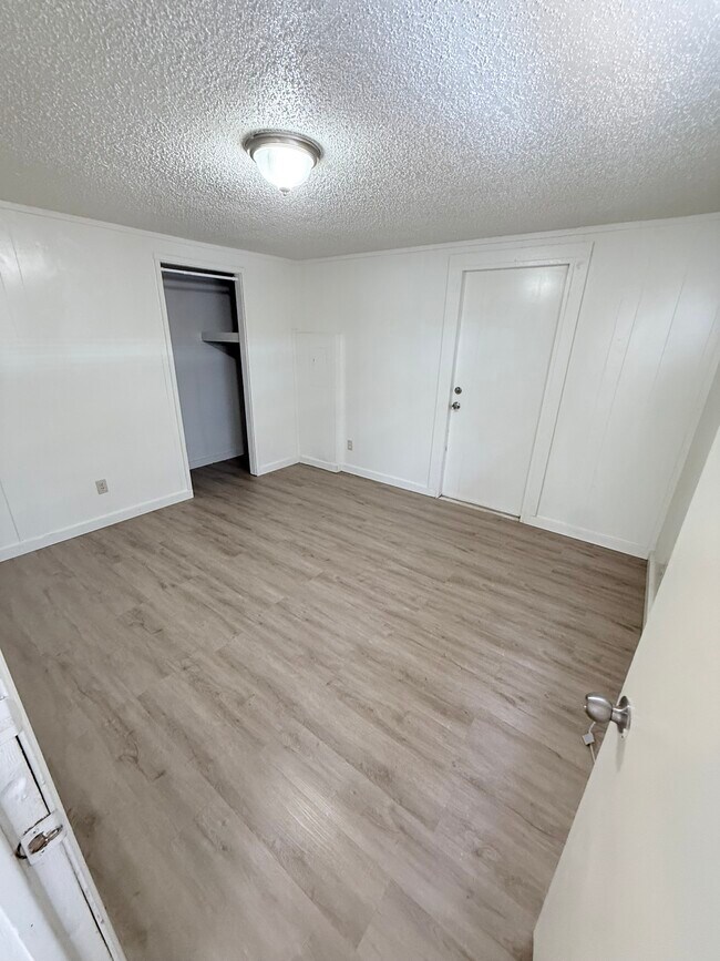 Foto del edificio - 215 Weeks Rd