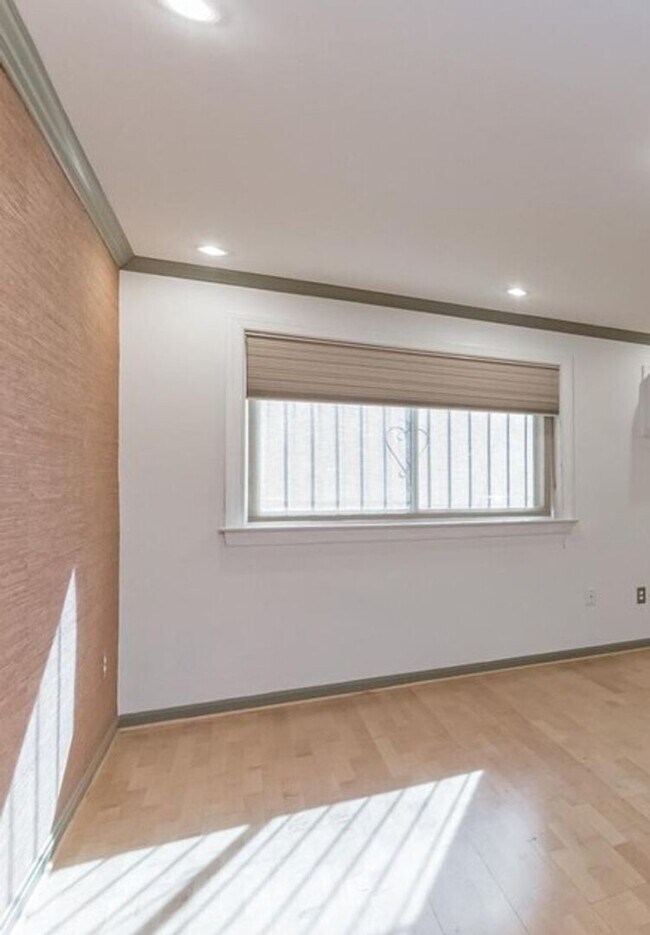 Foto del edificio - Modern 2-Bedroom Apartment with In-Unit La...