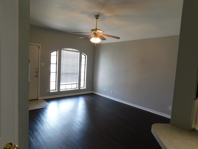 Foto del edificio - 3707 Dustin Ct