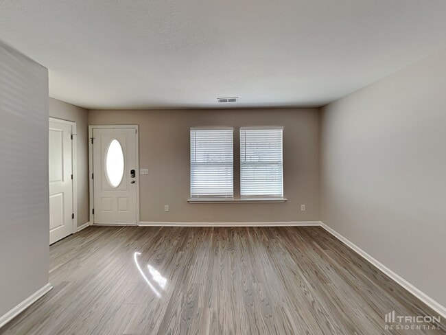Building Photo - 453 Denman Loop