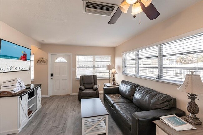 Foto del edificio - 6020 Midnight Pass Rd