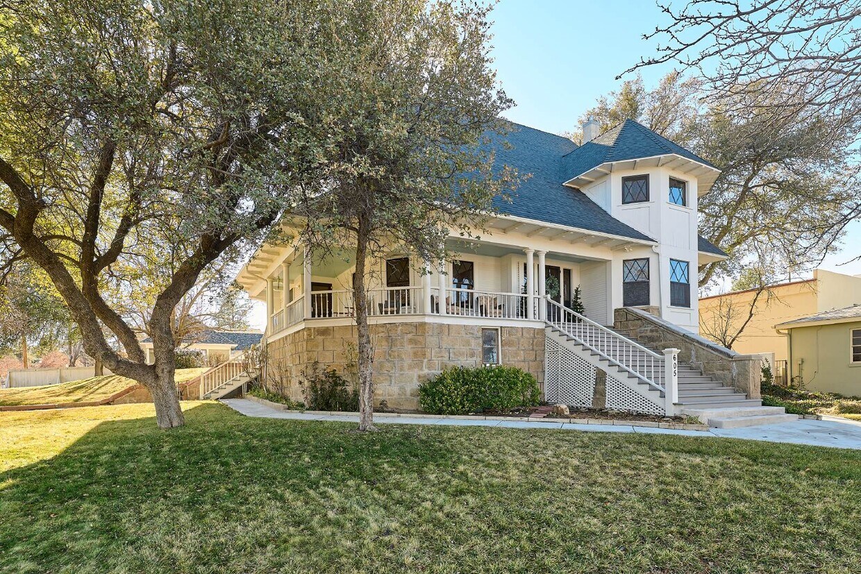Primary Photo - Stunning Historic 5 bedroom home in Downto...