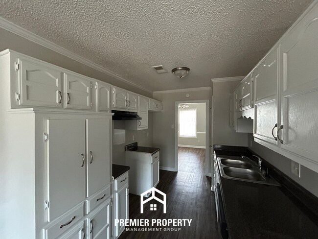 Foto del edificio - Spacious 3BR Memphis Home with Vaulted Ceilings, Fireplace, Deck & 2-Car Garage