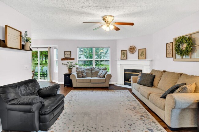 Building Photo - Three bed two bath home with 2 car garage. Less than 7 miles from airport & close to Percy Priest...