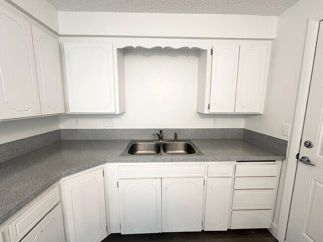 Building Photo - Nice quiet Single floor apartment  with charm to call home available soon!