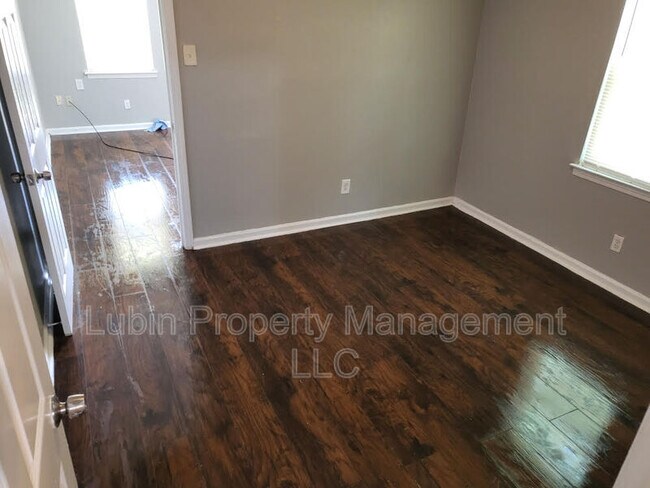 Building Photo - 3040 Sinclair St