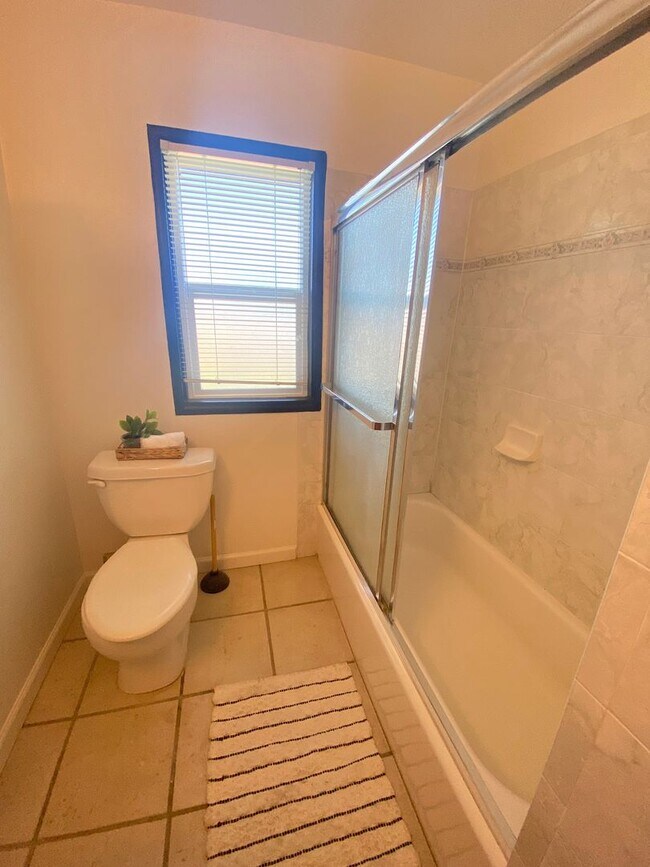 Foto del edificio - Advent - Laundry & Detached Garage!!