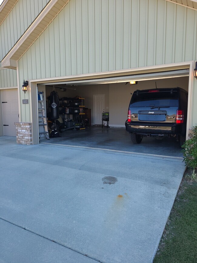 3 car garage - 5015 Sand Dollar Dr