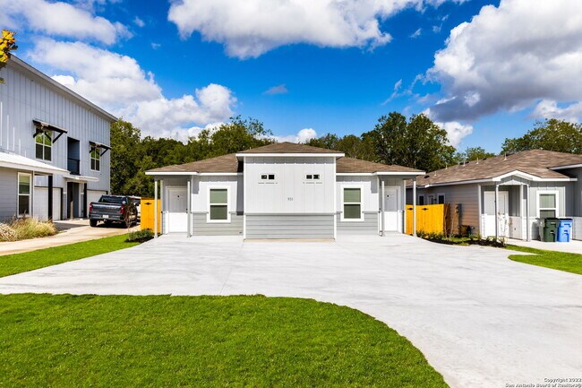 Building Photo - 930 Country Club Dr