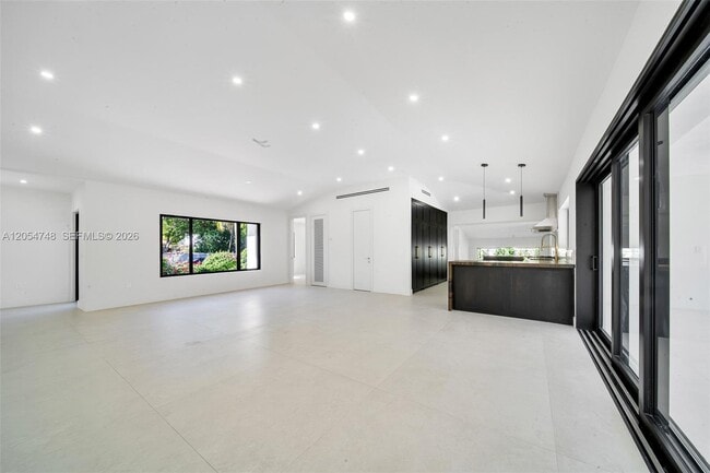 Foto del edificio - 899 NE 71st St