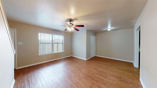 Foto del edificio - 2807 Longmire Dr