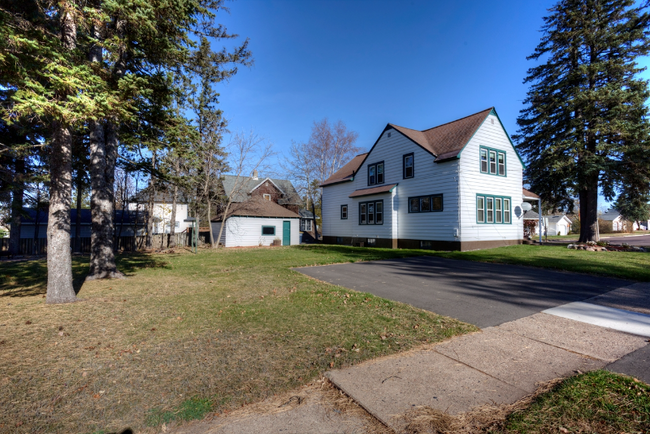 Building Photo - 601 N Lake St