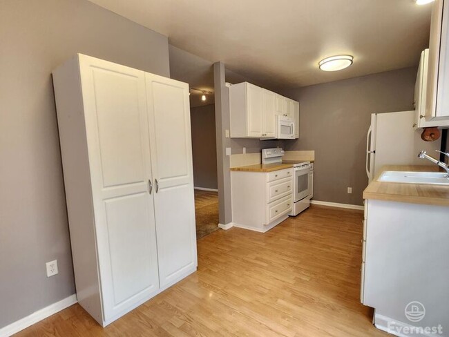 Building Photo - 2828 Silverplume Dr