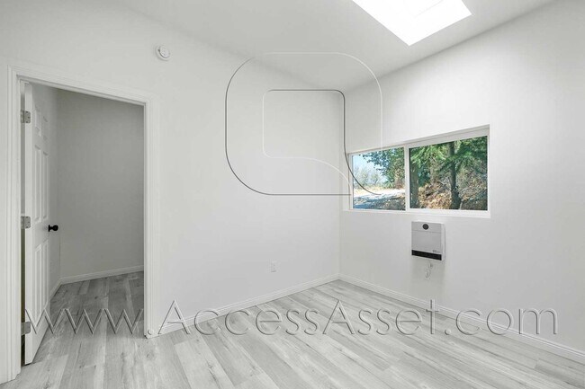 Building Photo - Charming 1 Bed/1 Bath Newly Remodeled Unit...