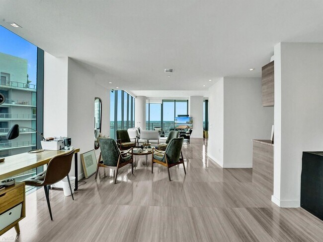 Building Photo - 4 br, 4.5 bath Condo - 650 NE 32nd St # UP...