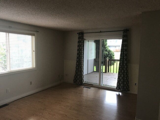 Building Photo - THREE BEDROOM CONDO IN HAZEL DELL