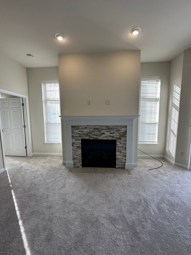 Building Photo - Fabulous Brookfield Ranch Style Condo Avai...