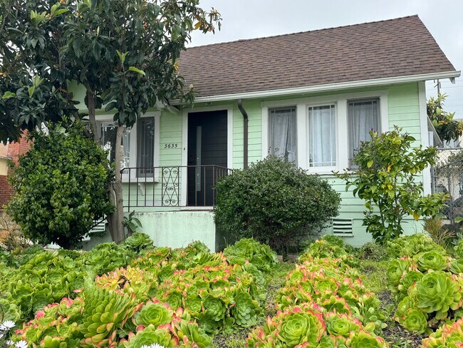 Foto del edificio - 3635 Greenfield Ave