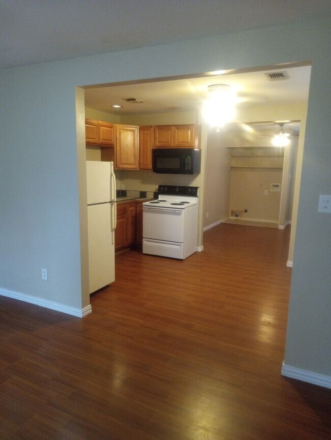 Building Photo - 3 Bedroom 2 bath house