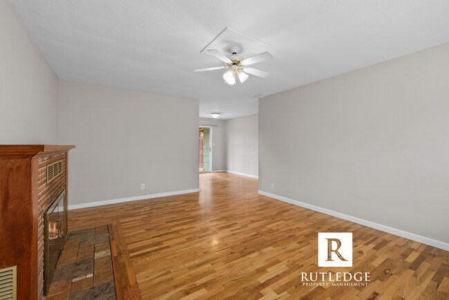 Building Photo - 3 Bedroom / 2 Bath - Ranch Style Home West Medford / Huge Back Yard!
