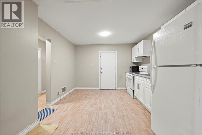 Building Photo - 722 Dougall Ave