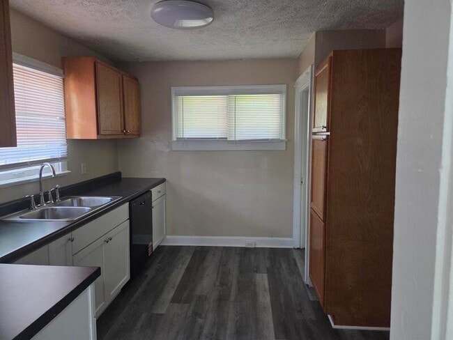 Building Photo - 3711 N Gladstone Ave