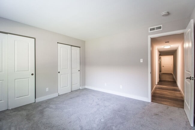 Building Photo - 2338 Vaek Dr