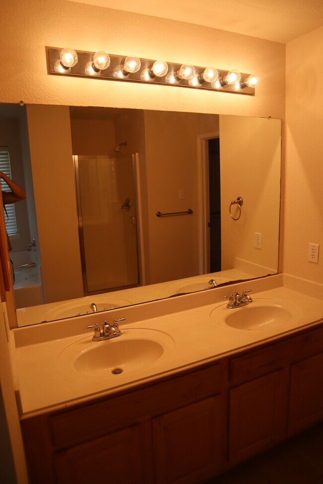 Foto del edificio - 1000 Warbler Ln