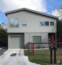 Building Photo - 904 E 54th St