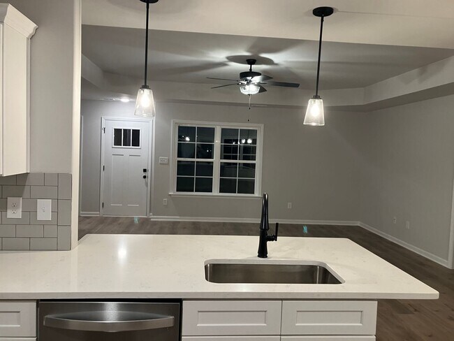 Foto del edificio - Beautiful, Spacious 4 BR 2 BA Home, Hurry ...