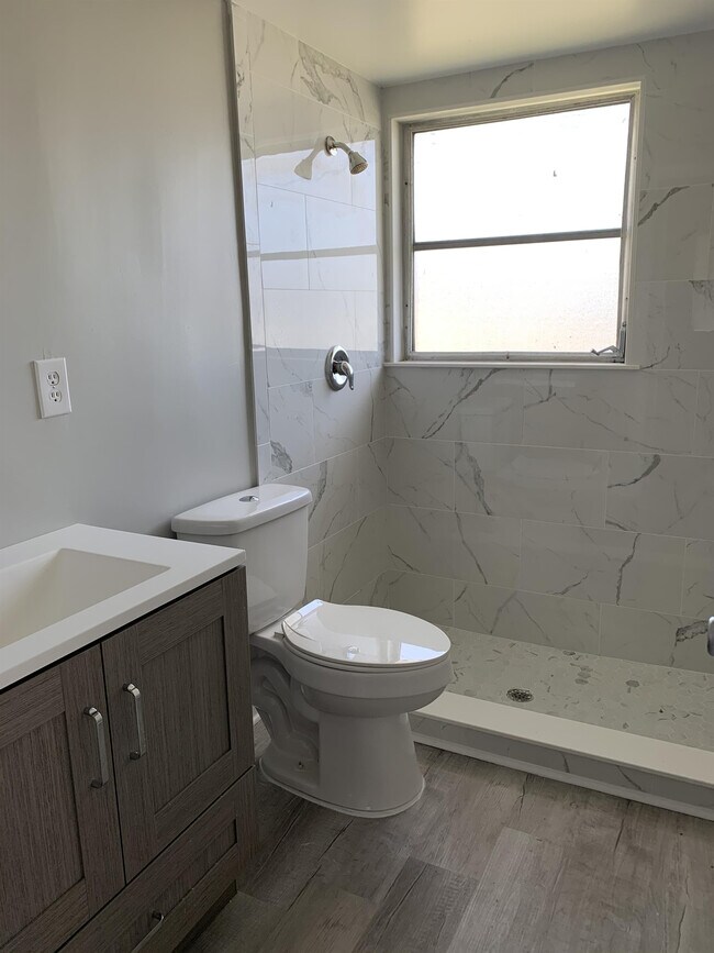 Foto del edificio - 1920 W Lakeview Blvd