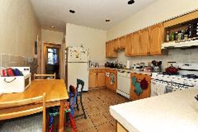 Foto del edificio - Spacious, Sunny and Renovate Cleveland Circle 4 Bed/2 Bath w/Porch on Strathmore Rd for 9/1/2026