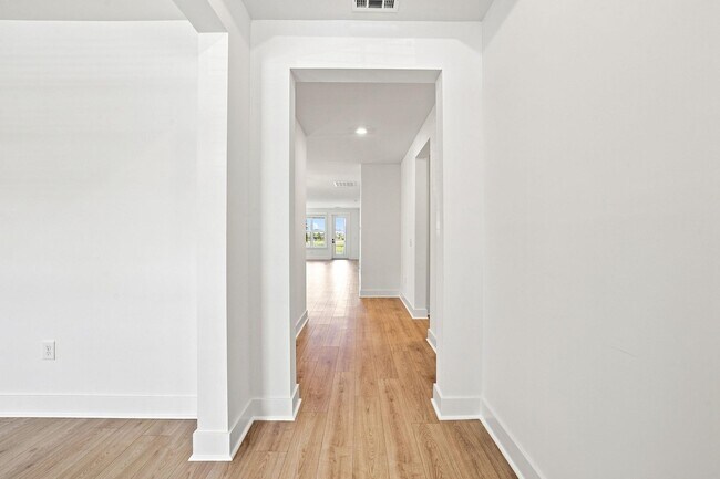 Building Photo - 3084 Claredon St