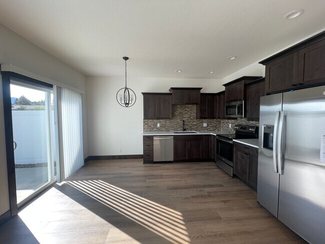 Foto del edificio - BRAND NEW Hayden Townhome