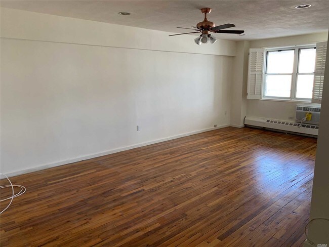 Foto del edificio - 370 W Broadway