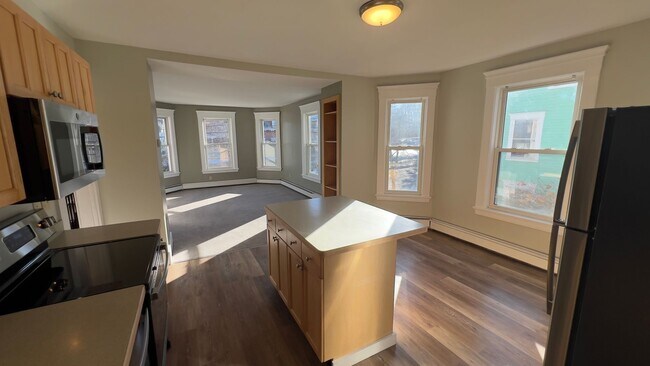 Building Photo - Spacious Sunny 2 BR-Walk to Downtown-Laund...