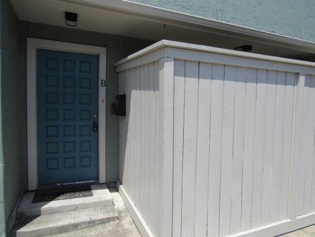 Foto del edificio - 2725 Santa Fe Unit B - 2/Bed 2.5/Bath - $1300/month