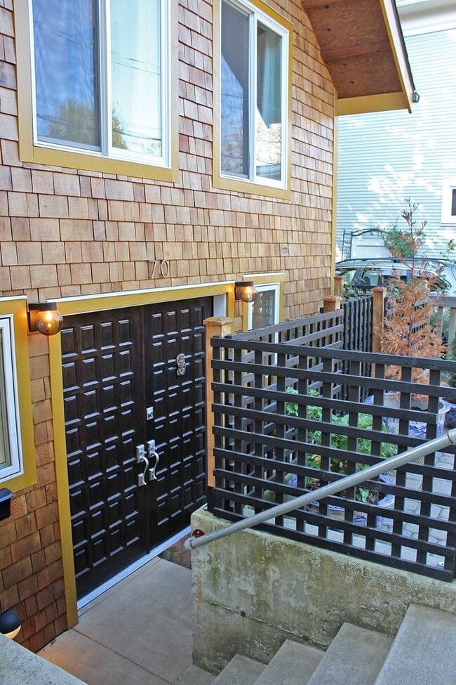 Building Photo - Minimal Living at Its Finest! Sleek 2 Bed,...