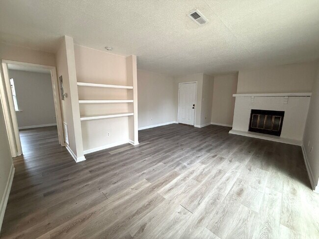 Building Photo - "Charming 2-Bed Oasis in Huntsville - Cozy 869 Sq. Ft. Retreat!"