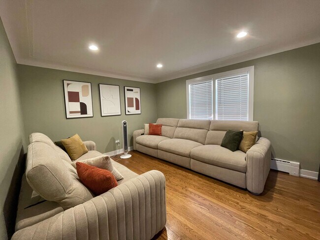 Foto del edificio - 5841 W Higgins Ave