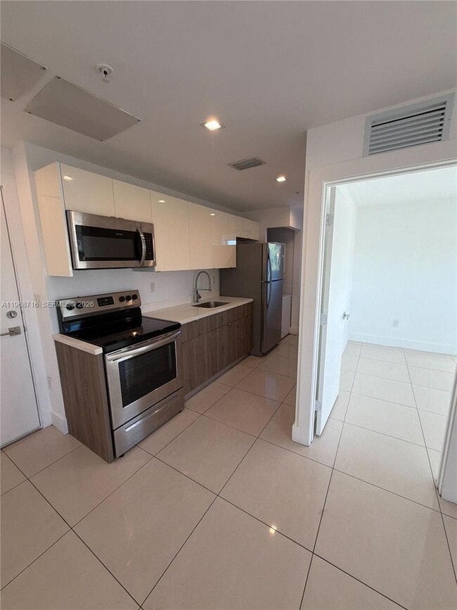 Building Photo - 829 SW 18th Ave