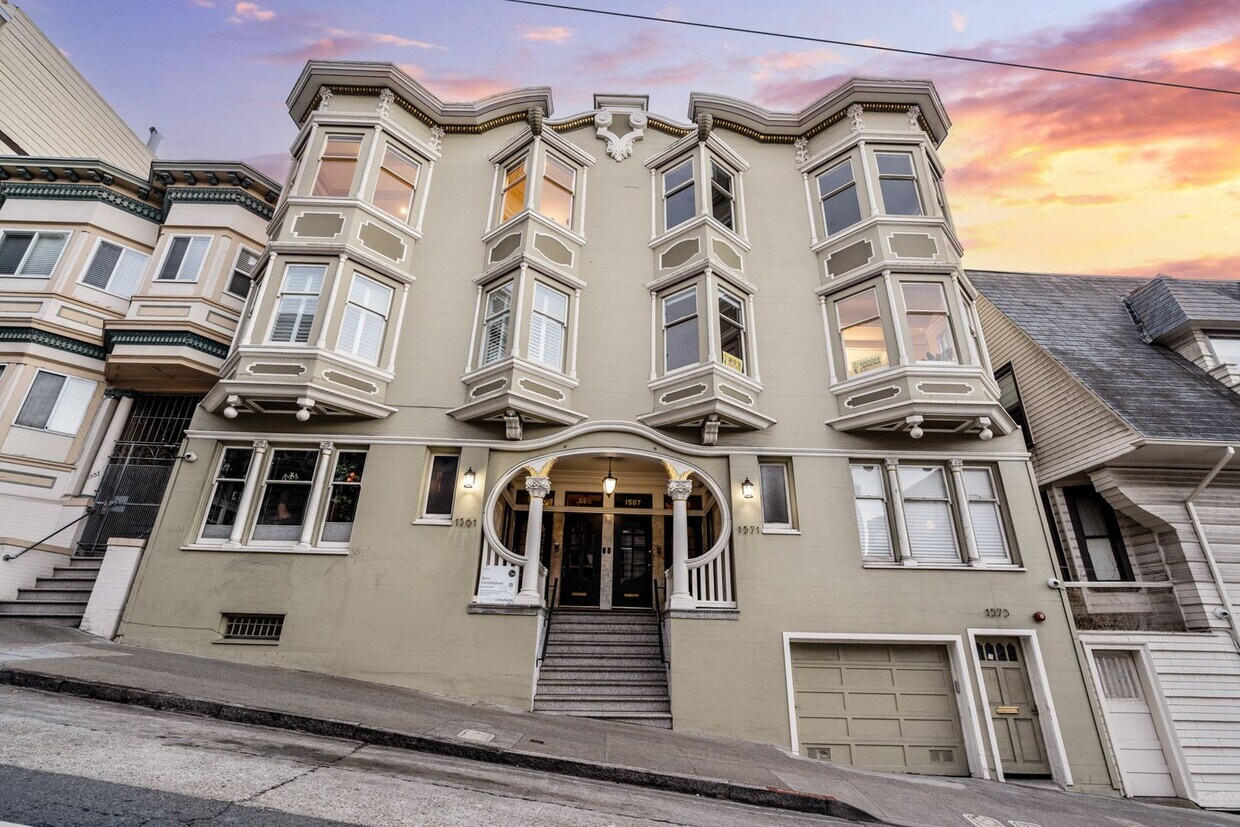 Foto principal - Gorgeous 4BR/2.5BA Nob Hill Home with Shar...