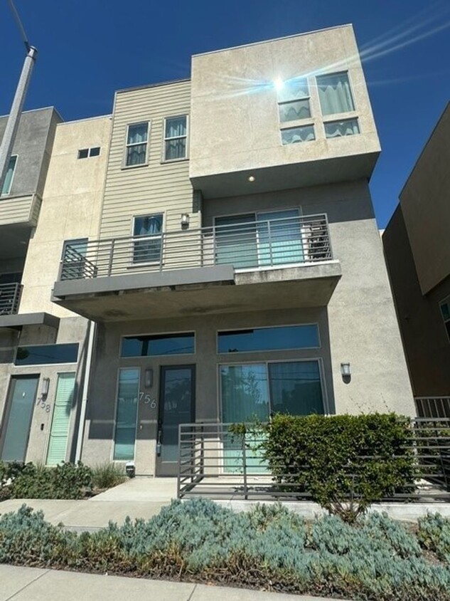 Primary Photo - spacious 3 bed 3.5 bath condo with pool, c...