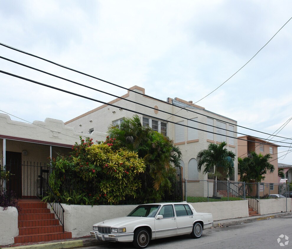 Building Photo - 127 SW 19th Ave