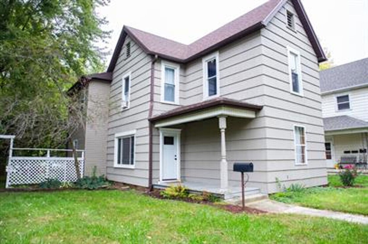 Foto principal - 4 bedroom 2 bath home