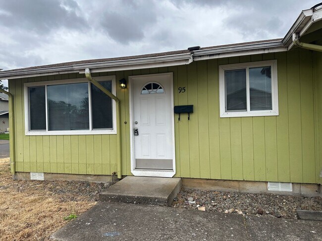 Foto del edificio - Freshly updated 2 bedroom 1 bathroom duplex with garage!