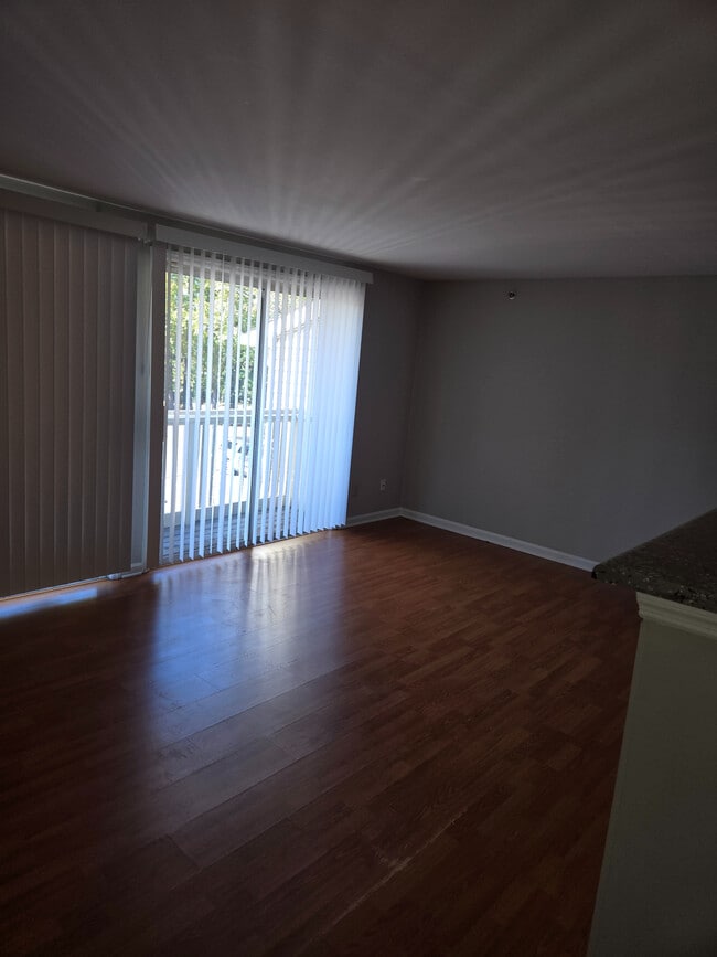 Building Photo - Room in Apartment on Arlyn Cir