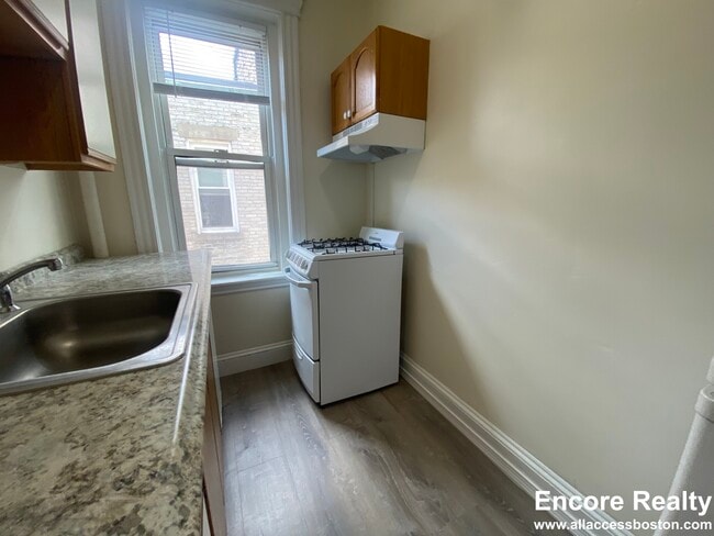 Building Photo - 364 Riverway