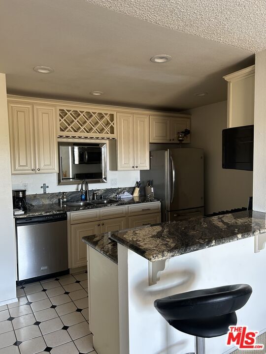 Foto del edificio - 6600 Warner Ave