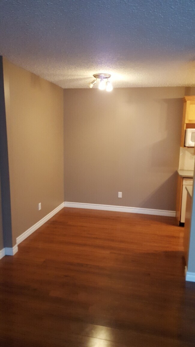 Photo du bâtiment - 2 Bed 1 Bath Unit in Calgary, AB